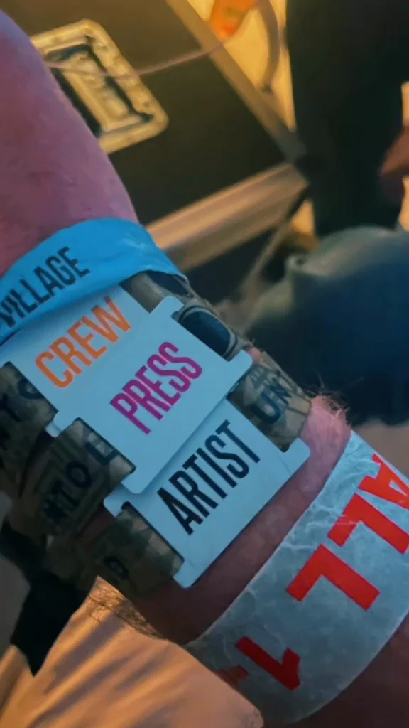 Drie polsbandjes om een pols: CREW, PRESS en ARTIST